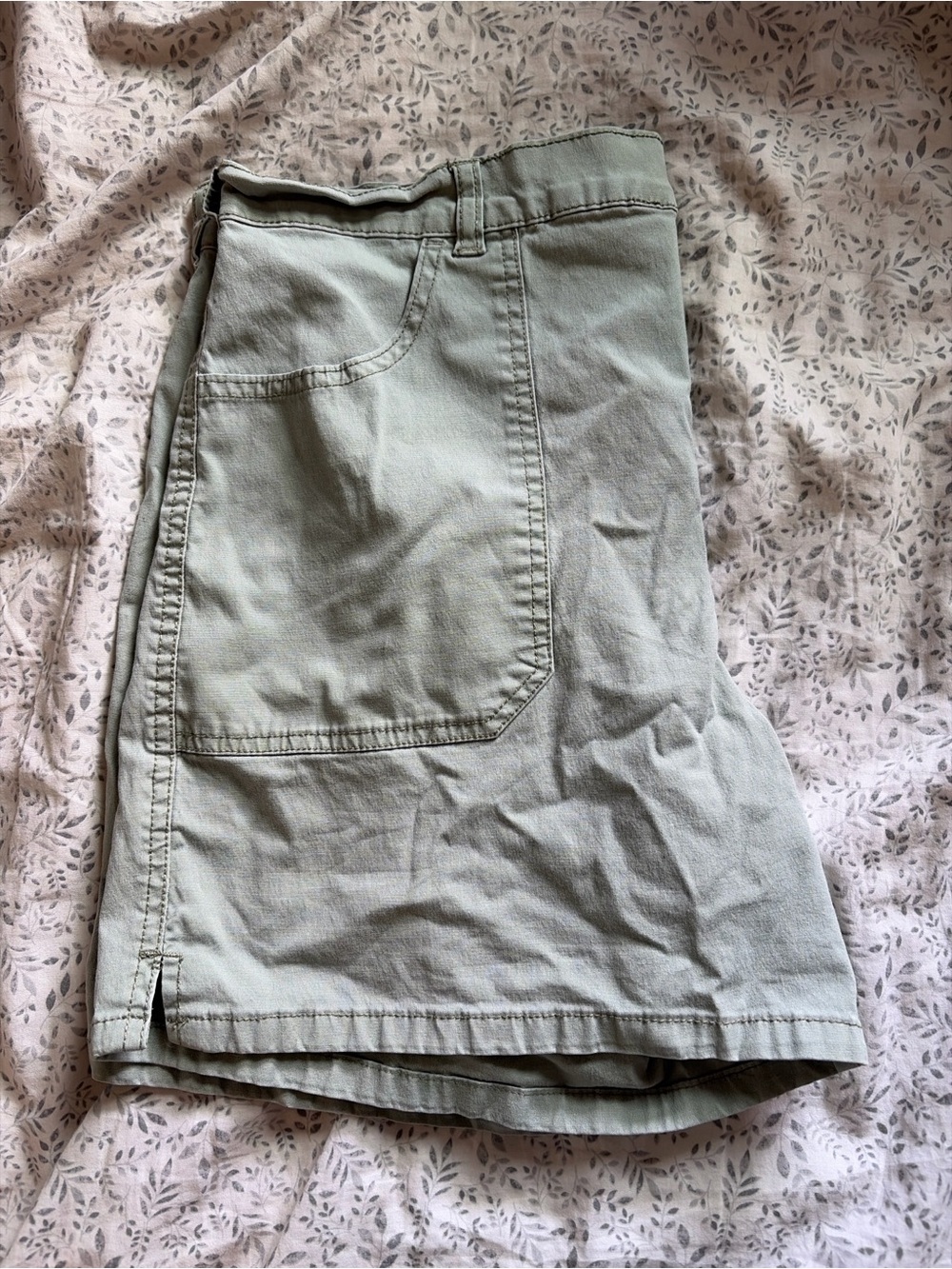 VINTAGE 90s Gloria Vanderbilt Sage Green Women's Cargo Shorts